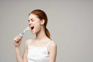 mujer en blanco camiseta dental higiene salud cuidado ligero antecedentes foto