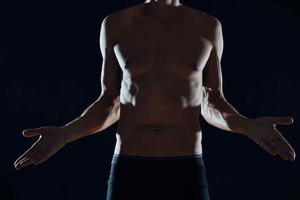 Deportes hombre con bombeado arriba abdominales rutina de ejercicio motivación oscuro antecedentes foto