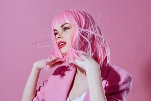belleza Moda mujer atractivo Mira rosado peluca elegante ropa estudio modelo inalterado foto