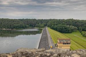 paisaje de el laguna a el represa en dobczyce en Polonia en un calentar verano nublado día foto