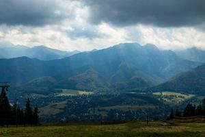 paisaje de el tatra montañas en un calentar verano nublado fiesta día foto