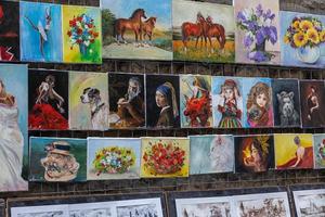 antecedentes con reproducciones de pinturas colgando en un barbacana en cracovia, Polonia foto