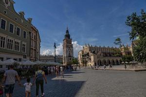 histórico antiguo pueblo cuadrado en Cracovia en un calentar verano fiesta día foto