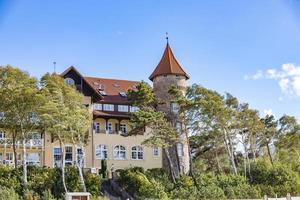 histórico hotel en el playa en leba en Polonia en un soleado verano día foto