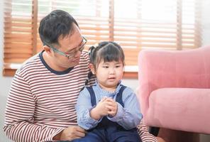 asiático padre y hija jugando juntos a hogar, familia conceptos foto