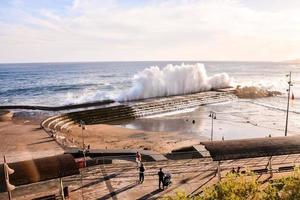 enormes olas del mar foto