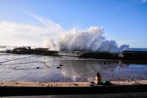 enormes olas del mar foto