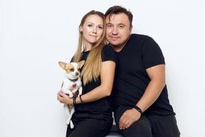 casado Pareja abrazos foto esta es un pequeño perro estudio