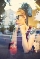 mujer con corto pelo sentado en un restaurante cócteles ocio estilo de vida foto