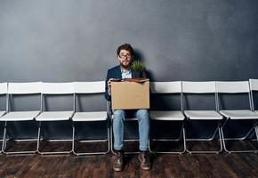 negocio hombre trabajo buscar despido caja con cosas esperando foto