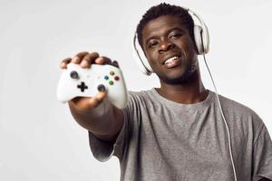 alegre masculino de aspecto africano gamepad vídeo juegos entretenimiento tecnología foto