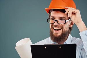 emocional trabajador en naranja pintar papeleo construcción estilo de vida divertido foto