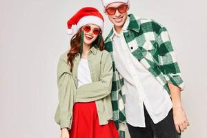 alegre joven Pareja vistiendo negro lentes para Navidad fiesta de cerca abrazo foto