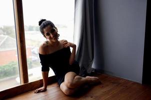 hermosa mujer participación un cámara cerca el ventana decoración Moda elegante estilo foto