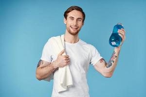 alegre deportivo hombre en blanco camiseta agua botella energía azul antecedentes foto