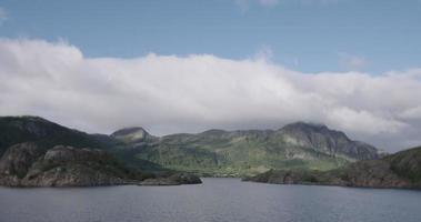 en fjord skott från en båt i Norge video