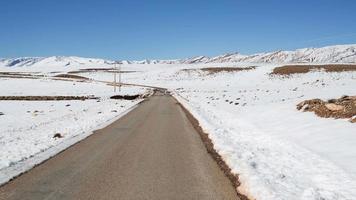 pov Disparo desde el frente de un apagado la carretera vehículo en un Nevado cañón, Marruecos video