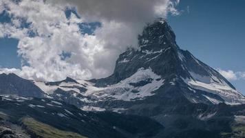 matterhorn e em torno da montanhas dentro a suíço Alpes com fantástico nuvem formações video