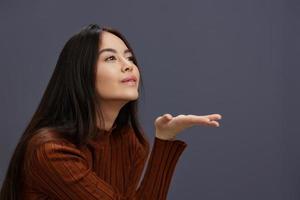joven mujer mano gestos marrón suéter Moda aislado antecedentes foto