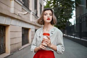 mujer al aire libre café taza caminar ocio verano foto