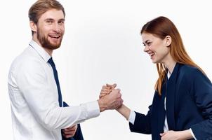 hombre y mujer en trajes son participación manos de trabajo colegas de cerca foto