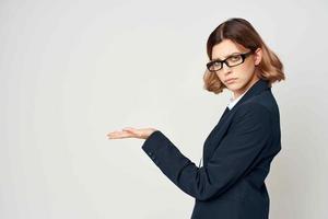 mujer en traje gesticulando con mano oficial mujer de negocios oficina trabajo foto