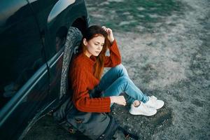 mujer al aire libre cerca coche viaje transporte vacaciones foto