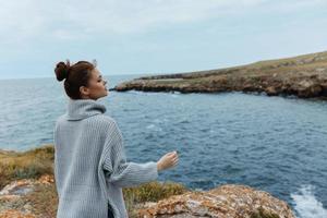 hermosa mujer libertad caminar en el Roca costa hembra relajante foto