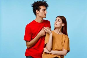 hombre y mujer en pie lado por lado comunicación Moda moderno estilo azul antecedentes foto