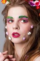 de cerca cara de un hermosa niña con cuento de hadas constituir. primavera muchacha. maravilloso belleza con extendido Cejas y pestañas. natural productos cosméticos concepto. el imagen de primavera. foto