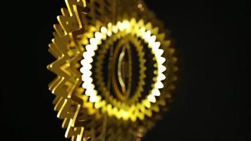 een abstract goud glimmend spinnen patroon, Super goed voor achtergronden, partijen en evenementen video