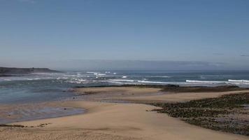 skön vild kustlinje runt om Milfontes på Portugal atlanten kust video
