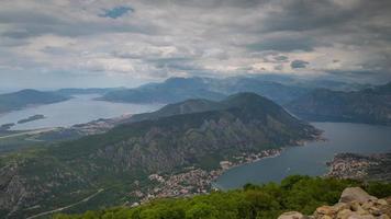 lindo baía do kotor dentro Montenegro Onde montanhas alcance cristal Claro águas video