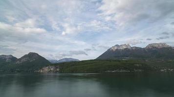 Timelapse av annecy sjö i de franska alps med bergen i de bakgrund video