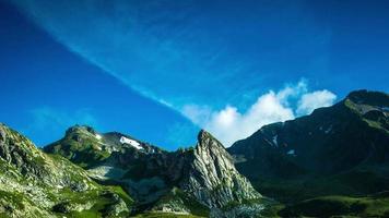 laps de temps de le génial st Bernard passer et alentours montagnes dans le Alpes où Italie et Suisse rencontrer video