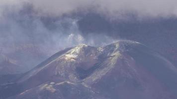 een timelapse van de cumbre vieja vulkaan Aan de eiland van la palma, nog steeds roken 6 maanden na de uitbarsting video