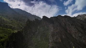 Zeitraffer von das atemberaubend fuente de Berg Angebot im das Picos de Europa National Park, Spanien video