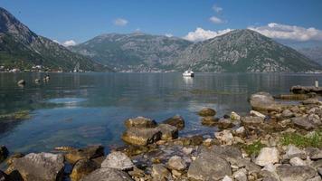lindo baía do kotor dentro Montenegro Onde montanhas alcance cristal Claro águas video