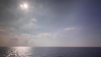 een mooi visie van de zee gefilmd van een boot video