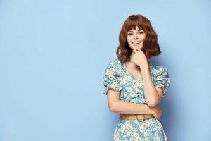 mujer en de moda sonrisa mano cerca el cara vestir corto pelo foto