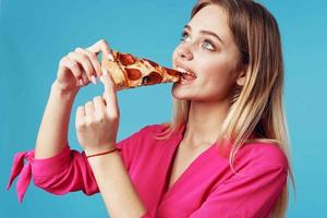 bonito mujer en rosado camisa rápido comida bocadillo estilo de vida foto