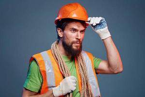 hombre trabajando construcción foro naranja casco la seguridad difícil trabajo foto