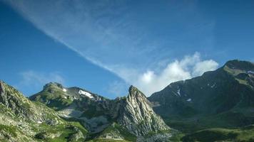 laps de temps de le génial st Bernard passer et alentours montagnes dans le Alpes où Italie et Suisse rencontrer video