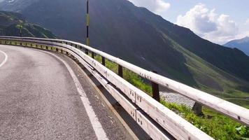 Fahren pov auf das großartig st Bernhardiner bestehen im Italien video