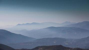 Timelapse av dimma och dis moln i de las alpujarras nära till granada i Spanien video