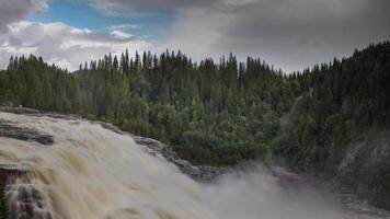 naturskön skott av fors och vattenfall i Norge video