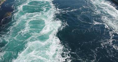puissant marée courant ou maelstom à selstraumen, Norvège video