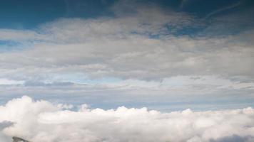 timelapse op zoek door de wolken naar beneden naar Annecy meer in de Frans Alpen video