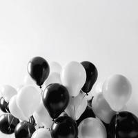 negro y blanco globo en blanco antecedentes con Copiar espacio. foto