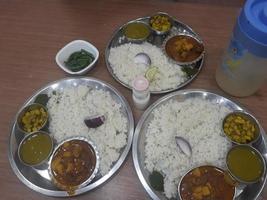 tradicional comida de Bangladesh es arroz y curry foto